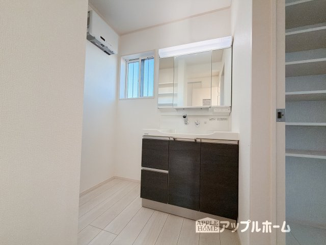【新築住宅】深谷市下手計 全2区画の独立洗面台|暮らしを快適にする三面鏡仕様の洗面化粧台。収納力と機能性に優れた使いやすい設備で、忙しい朝の身支度もスムーズに♪