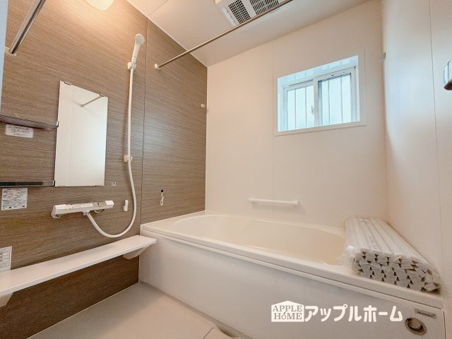 【新築住宅】深谷市下手計 全2区画の浴室|窓付きのバスルームは、採光もあり明るく気持ちの良い空間です。窓があることで、換気環境も良好。掃除もスムーズに出来ます