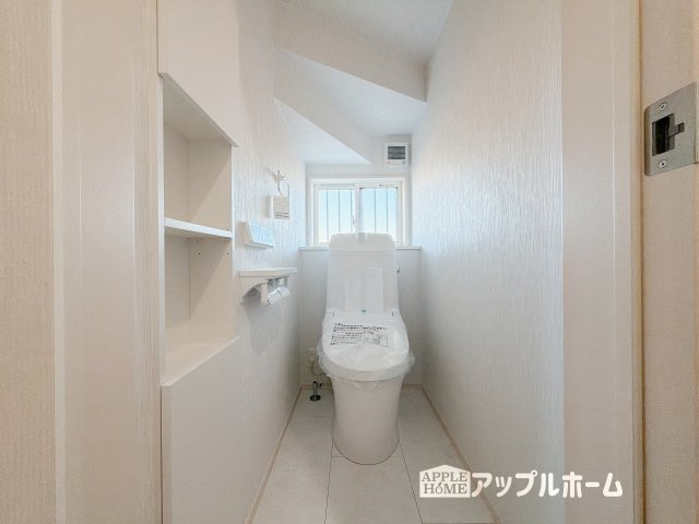 【新築住宅】深谷市下手計 全2区画のトイレ|白を基調とした清潔感のある明るい空間。温水洗浄便座付きで、毎日快適・清潔に使用できます。操作しやすい壁面リモコンを採用しています。