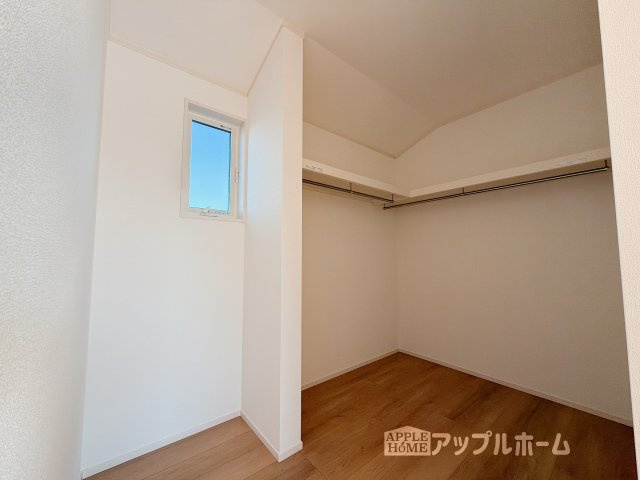 【新築住宅】深谷市普済寺 全8区画の収納|お洋服を大切にされる方に大変喜ばれる、ウォークインクローゼット。お洋服以外にも掃除機やスーツケースなどを一箇所に集約できるのは魅力ですね！扉が一箇所ですので、お部屋の見た目にもスッキリ！