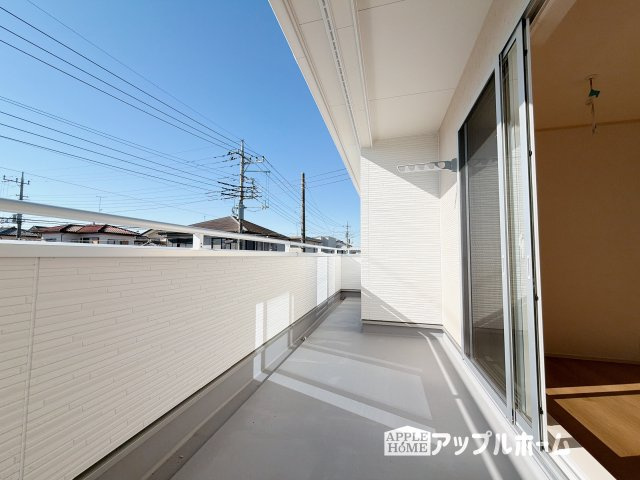 【新築住宅】深谷市普済寺 全8区画のバルコニー|家族分の洗濯物もしっかり干せます。日当たりも良く、毎日のお洗濯が楽しくなりそう♪お布団は手軽に干せていつもポカポカに☆