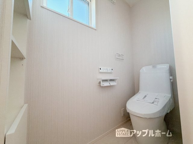 【新築住宅】深谷市普済寺 全8区画のトイレ|温水洗浄器付き便座を標準装備してます♪窓付きで明るく、快適空間となっております。毎日使う場所だからこその配慮です。