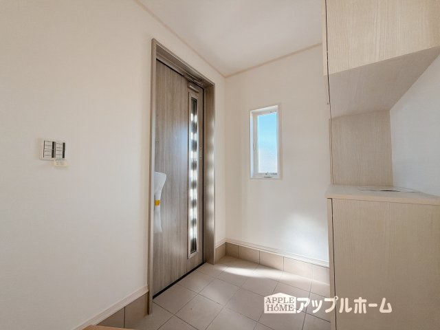 【新築住宅】深谷市普済寺 全8区画の玄関|住まう人も来客も入った時にワクワクさせてくれるオシャレな玄関♪収納もたっぷりあるので、靴がたくさんあっても安心！