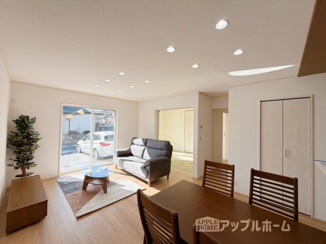 【新築住宅】深谷市普済寺 全8区画の居間・リビング|広々リビング×対面キッチンで家族の会話も弾みます♪家族団らんの秘訣は間取りにあり☆夢のマイホームを一緒に叶えましょう！