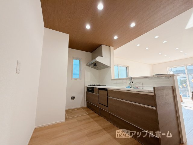 【新築住宅】深谷市普済寺 全8区画のキッチン|見栄えもよくお手入れもスムーズに出来ます。豊富な収納力もございますので、キッチンスペースをスッキリとお使い頂けそうです。