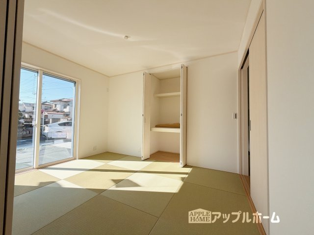 【新築住宅】深谷市普済寺 全8区画の和室|広々とした居住空間は日々の暮らしを彩り、心のやすらぎと満足感を与えてくれます。通風と採光を考慮した設計は子供たちはのびのび育ち、家族でくつろぎと団らんを生み出します。