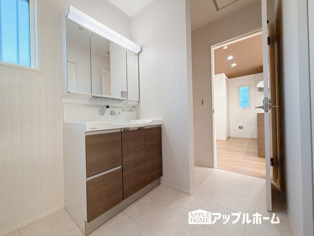 【新築住宅】深谷市普済寺 全8区画の独立洗面台|暮らしを快適にする三面鏡仕様の洗面化粧台。収納力と機能性に優れた使いやすい設備で、忙しい朝の身支度もスムーズに♪