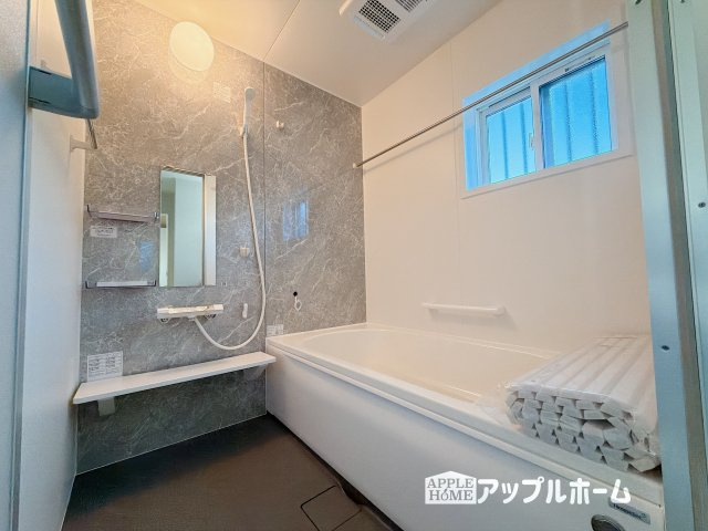 【新築住宅】深谷市普済寺 全8区画の浴室|窓付きのバスルームは、採光もあり明るく気持ちの良い空間です。窓があることで、換気環境も良好。掃除もスムーズに出来ます