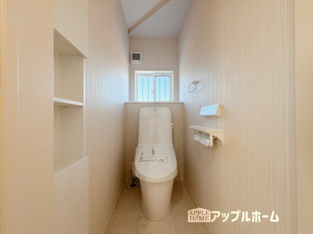 【新築住宅】深谷市普済寺 全8区画のトイレ|温水洗浄器付き便座を標準装備してます♪窓付きで明るく、快適空間となっております。毎日使う場所だからこその配慮です。