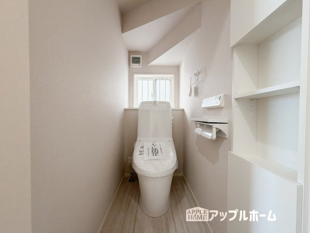 【新築住宅】深谷市普済寺 全8区画のトイレ|温水洗浄器付き便座を標準装備してます♪窓付きで明るく、快適空間となっております。毎日使う場所だからこその配慮です。