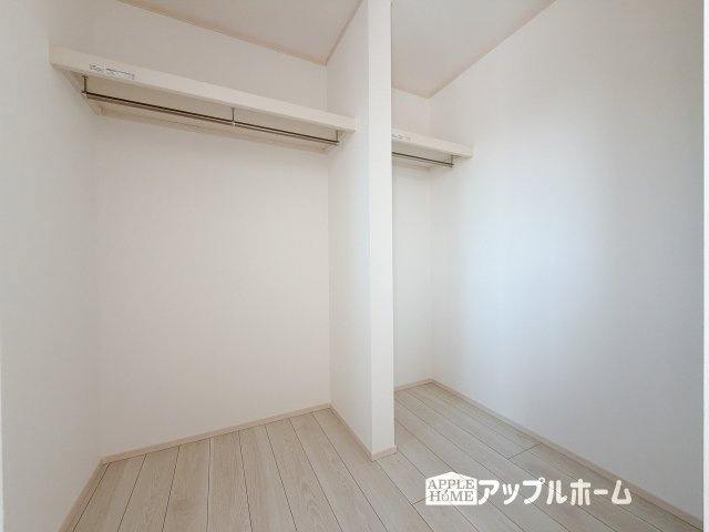 【新築住宅】深谷市普済寺 全8区画の収納|お洋服を大切にされる方に大変喜ばれる、ウォークインクローゼット。お洋服以外にも掃除機やスーツケースなどを一箇所に集約できるのは魅力ですね！扉が一箇所ですので、お部屋の見た目にもスッキリ！
