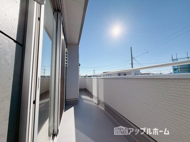 【新築住宅】深谷市普済寺 全8区画のバルコニー|家族分の洗濯物もしっかり干せます。日当たりも良く、毎日のお洗濯が楽しくなりそう♪お布団は手軽に干せていつもポカポカに☆