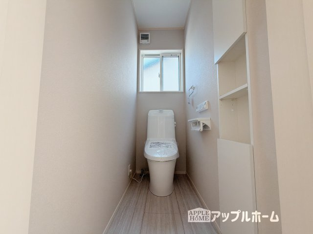 【新築住宅】深谷市普済寺 全8区画のトイレ|温水洗浄器付き便座を標準装備してます♪窓付きで明るく、快適空間となっております。毎日使う場所だからこその配慮です。