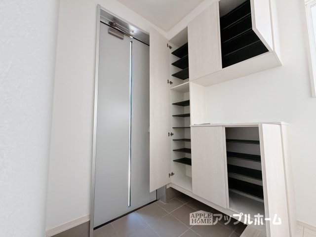 【新築住宅】深谷市普済寺 全8区画の玄関|住まう人も来客も入った時にワクワクさせてくれるオシャレな玄関♪収納もたっぷりあるので、靴がたくさんあっても安心！