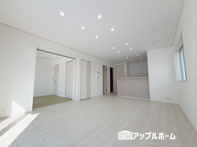 【新築住宅】深谷市普済寺 全8区画の居間・リビング|広々リビング×対面キッチンで家族の会話も弾みます♪家族団らんの秘訣は間取りにあり☆夢のマイホームを一緒に叶えましょう！