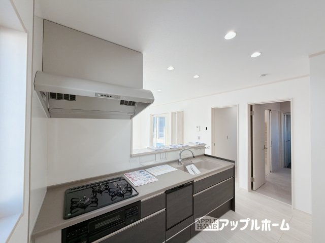 【新築住宅】深谷市普済寺 全8区画のキッチン|見栄えもよくお手入れもスムーズに出来ます。豊富な収納力もございますので、キッチンスペースをスッキリとお使い頂けそうです。