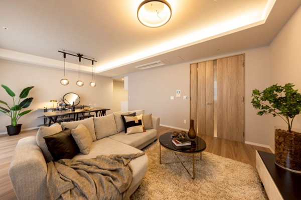  | 【エントランス外観】都会らしい洗練されたデザインのファサード！おしゃれな館銘板がお出迎えします！