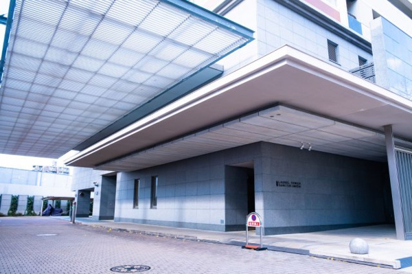  | 【エントランス外観】メインエントランスです！屋根付きの車寄せもあり、雨の日や荷物の多い日も快適です◎