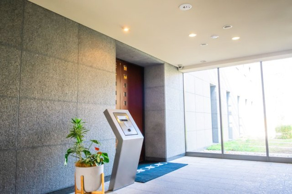 【駐車場】 | 【カーエントランス】安心の歩車分離設計。十分な広さがあり、お車の出し入れもスムーズです☆