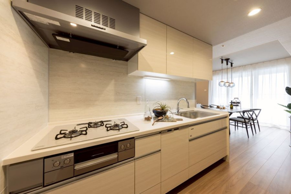 【居間・リビング】 | 昼と夜で表情が変わる、静かに贅沢なリビング。