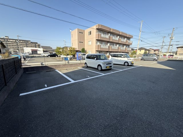 姫路市飾磨区構２丁目のハイツの駐車場