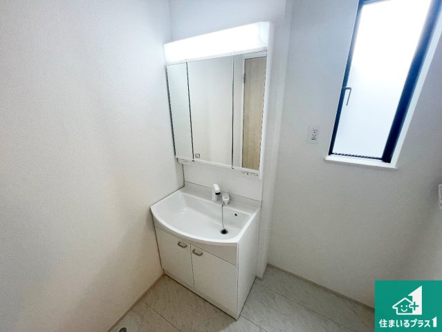 神戸市北区道場町道場　新築一戸建ての独立洗面台|清潔感のある洗面台です。フラットな鏡は掃除がしやすく毎日清潔！鏡裏には収納があるのでスッキリとした洗面台が保てます。