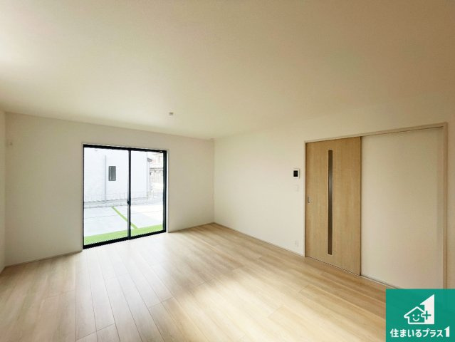 神戸市北区道場町道場　新築一戸建ての居間・リビング|日当たり良好の明るいリビングで朝の目覚めもスッキリできそう！対面キッチンでご家族のコミュニケーションも自然と増える設計！小さなお子様が遊ぶスペースを作っても広々とくつろげるLDK！