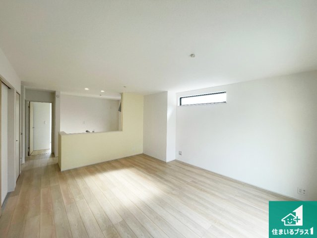 神戸市北区道場町道場　新築一戸建ての居間・リビング|子供を見守りながらお料理が出来るため家族のコミュニケーションか増えます♪スペースが広く確保されている為お子様が大きくなったときは一緒に料理を楽しめます♪