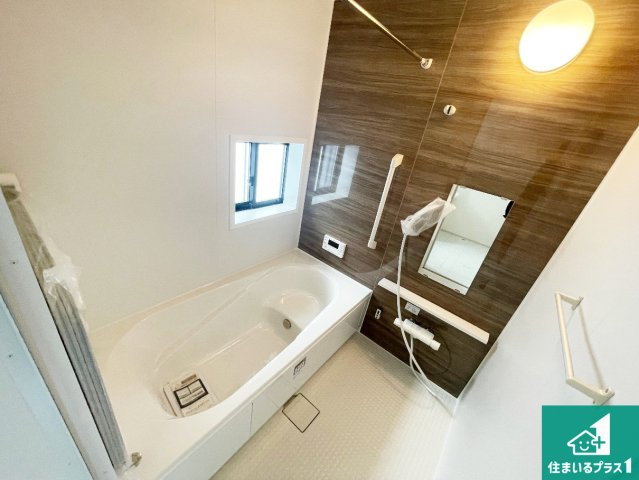 神戸市北区道場町道場　新築一戸建ての浴室|足をゆったり伸ばして寛げる浴槽です。窓が設けられていますので差し込む光が明るく穏やかな雰囲気にしてくれます♪浴室乾燥機も設置しているので、雨の日の洗濯物も安心です♪