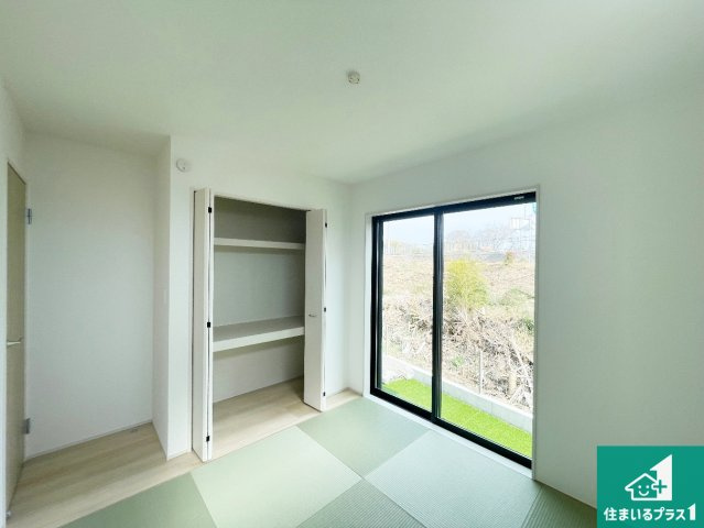 神戸市北区道場町道場　新築一戸建ての和室|寝室は心地よい眠りについてもらいたくて、シンプルかつ開放的な空間な設計にしています！大きな窓から差し込む日が心地いいです♪