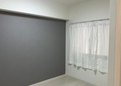 【寝室】 | 厚木第９ダイヤモンドマンション | 寝室でゆっくりと過ごすためにはベッド周りの適度な空間を担保することや窓の位置、照明の明るさ、寝室の広さなどを考える必要があります。自身や家族の構成とライフスタイルに併せて寝室にする部屋を選びましょう！