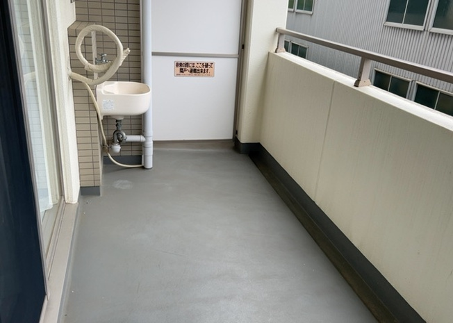 【バルコニー】 | 厚木第９ダイヤモンドマンション | バルコニーは、室外の専用スペースのうち、「屋根がなく開放された空間」であるものを指します。ベランダより広いタイプのものが多く、日当たりもよいため家庭菜園などを楽しみたい人にとって適した環境となります。