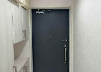 【玄関】 | 厚木第９ダイヤモンドマンション | 玄関は家の顔でもあり、家族以外の目にも止まる場所です。玄関は外との間を仕切る扉、靴などをしまっておく収納スペース、靴脱ぎのたたきスペース、来客とのやり取りをするドアホンなど複数のアイテムからなります。