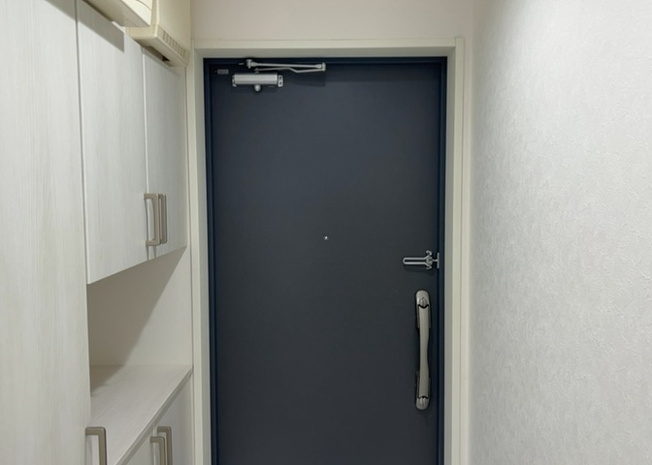 【玄関】 | 厚木第９ダイヤモンドマンション | 玄関は家の顔でもあり、家族以外の目にも止まる場所です。玄関は外との間を仕切る扉、靴などをしまっておく収納スペース、靴脱ぎのたたきスペース、来客とのやり取りをするドアホンなど複数のアイテムからなります。