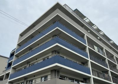 【現況写真】 | 厚木第９ダイヤモンドマンション | 外観はマンション管理がされているかの目安になります。築年数が古いと、壁面は劣化してひび割れが生じることも！建物が古びていても細かいところが修繕されていると、きちんと管理されているなぁと感じるでしょう。