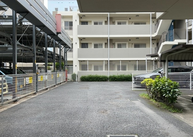 【駐車場】 | 厚木第９ダイヤモンドマンション | 車一台あたりに必要なスペースは、標準サイズの普通自動車で横幅2m50cm、長さ5mは必要になります。ただし、乗降のことも考慮して横幅3m30cm、長さ5m50cmほどは確保できるところを選びましょう。