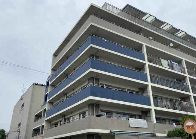 【構造・工法・仕様】 | 厚木第９ダイヤモンドマンション | ＲＣ造、Reinforced Concreteは直訳すると補強されたコンクリートです。主に柱や梁・床・壁が鉄筋とコンクリートで構成おり、鉄筋を組んだ型枠にコンクリートを流し込んで固めたものを指します。