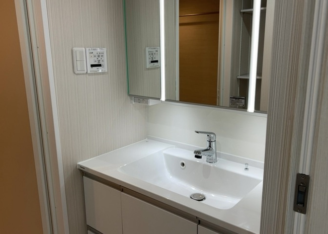 【独立洗面台】 | 厚木第９ダイヤモンドマンション | 洗面化粧台では顔を洗ったり、身だしなみを整えることが本来の使い方ですが、用途によっては洗面化粧台に求められる機能が違ってくるため、ご自身や家族のライフスタイルに合ったものを選ぶことをおすすめ致します。