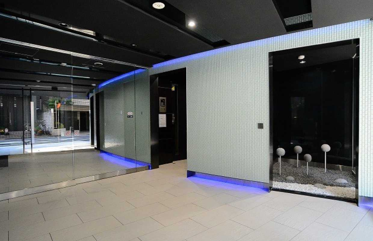 グランドコンシェルジュ三宿アジールコート　ネット無料 ウォークインクローゼット　オートロックのロビー
