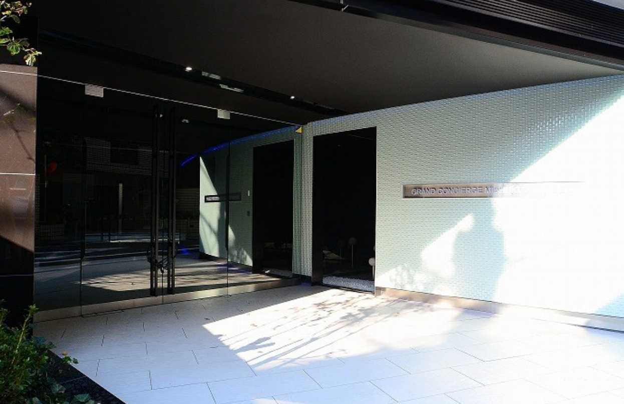 グランドコンシェルジュ三宿アジールコート　ネット無料 ウォークインクローゼット　オートロックのエントランス