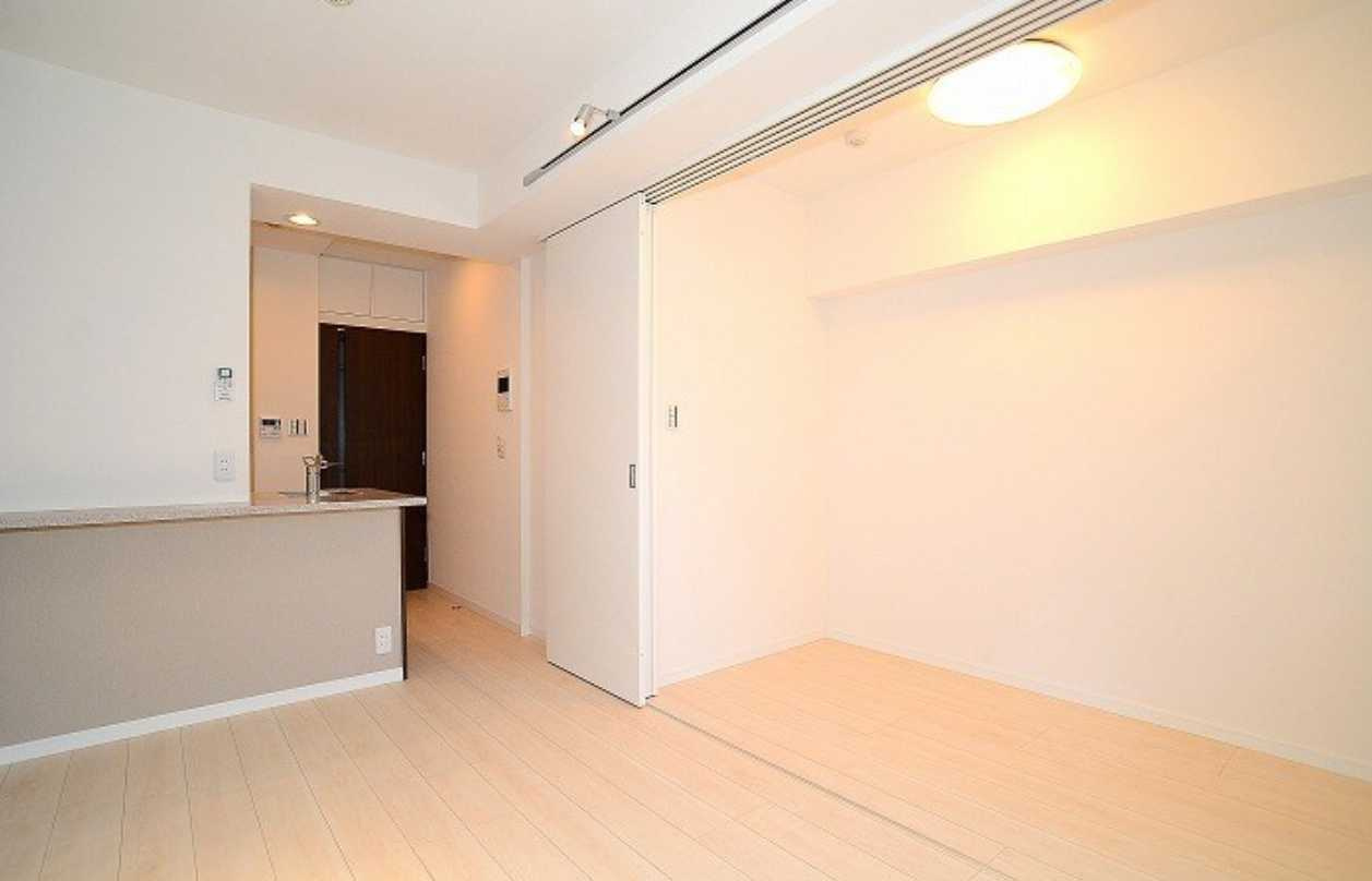 グランドコンシェルジュ三宿アジールコート　ネット無料 ウォークインクローゼット　オートロックの居間・リビング