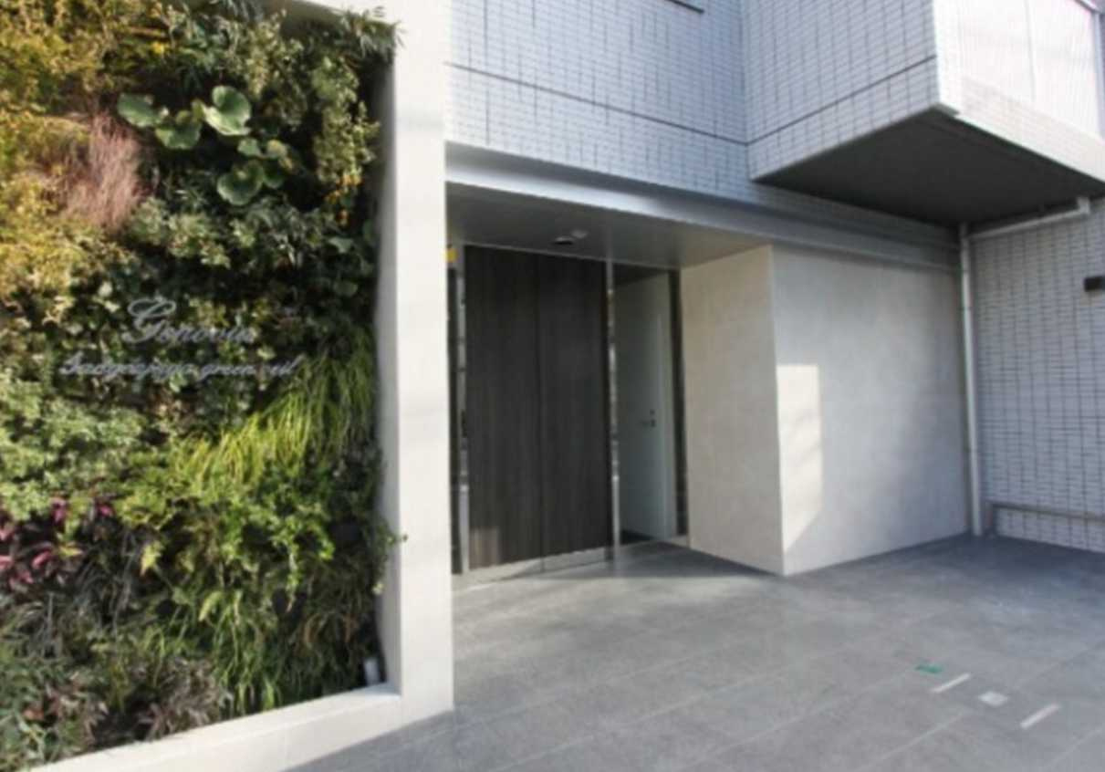 GENOVIA三軒茶屋 green veil　敷金0　ペット相談可　バイク置き場のエントランス