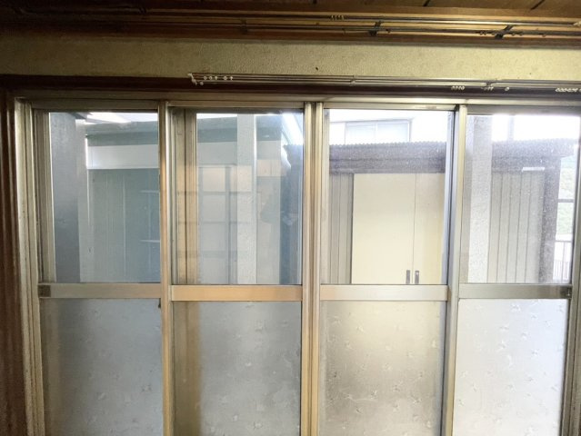【その他】 | サッシは、ガラス窓に使用される金属製の窓枠です。一般的に住宅建築では、金属製建具工事の段階でガラス類・玄関などと同時に設置されます。種類や構造により断熱性能や遮音性能が異なるので現地でご確認ください。