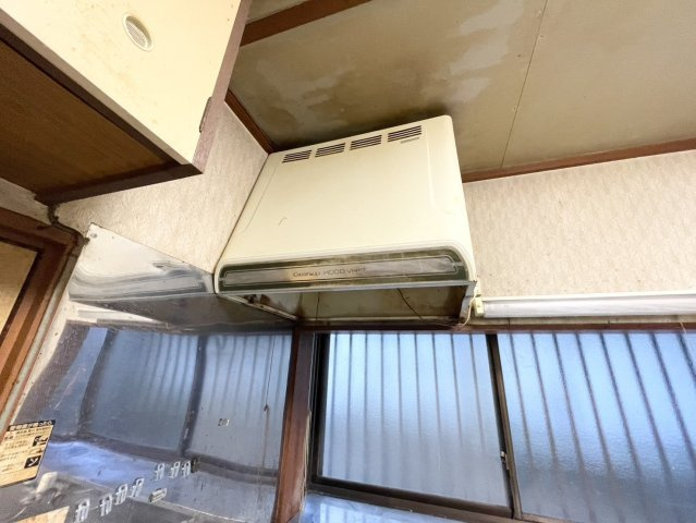 【その他】 | ２４時間換気と一般的な換気扇は役割が違います。２４時間換気は室内の空気を循環して、シックハウスや結露を防ぐ役割があるため常に動かす必要があります。一方の換気扇の役割は短期間で空気を入れ替えることです。
