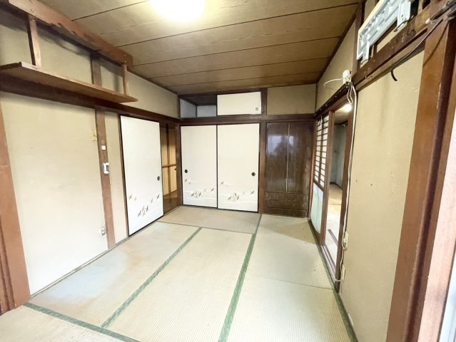 【居間・リビング】 | 直線タイプはLとDKを一直線に並べた形で対面キッチンのタイプです。一般的なのでよく見かけるかもしれません。直線タイプに似た直接アイランドタイプは、キッチンとダイニングの間に壁がない分広く感じられます。