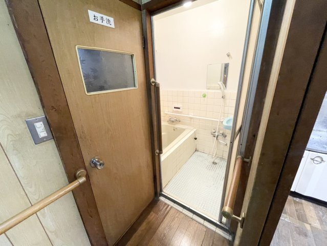 【脱衣所】 | 多くの戸建て住宅で見かける洗面脱衣所は、洗面台と洗濯機が2畳ほどのスペースに並べられていて、洗面所が脱衣所を兼ね備えている間取りが一般的です。お客様が利用することもある、パブリックな空間でもあります。