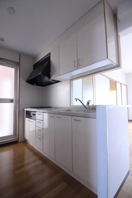 ルミエール貝白のキッチン|3口コンロ・グリル付のシステムキッチンです♪