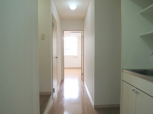 リリックコート平和橋の居間・リビング|居室まで行くのに扉があるので、プライバシーが守られます。