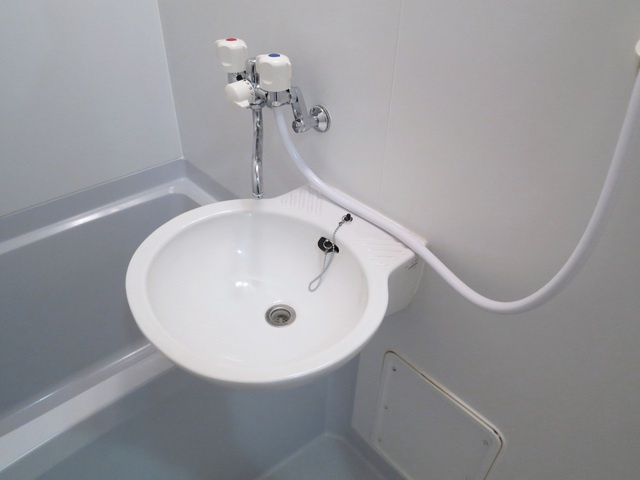 リリックコート平和橋の洗面所|バスルームに洗面器が付いています。