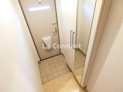 【玄関】 | 六角Ｅａｓｔ | 背の高い下駄箱には鏡付きで身だしなみチェック。